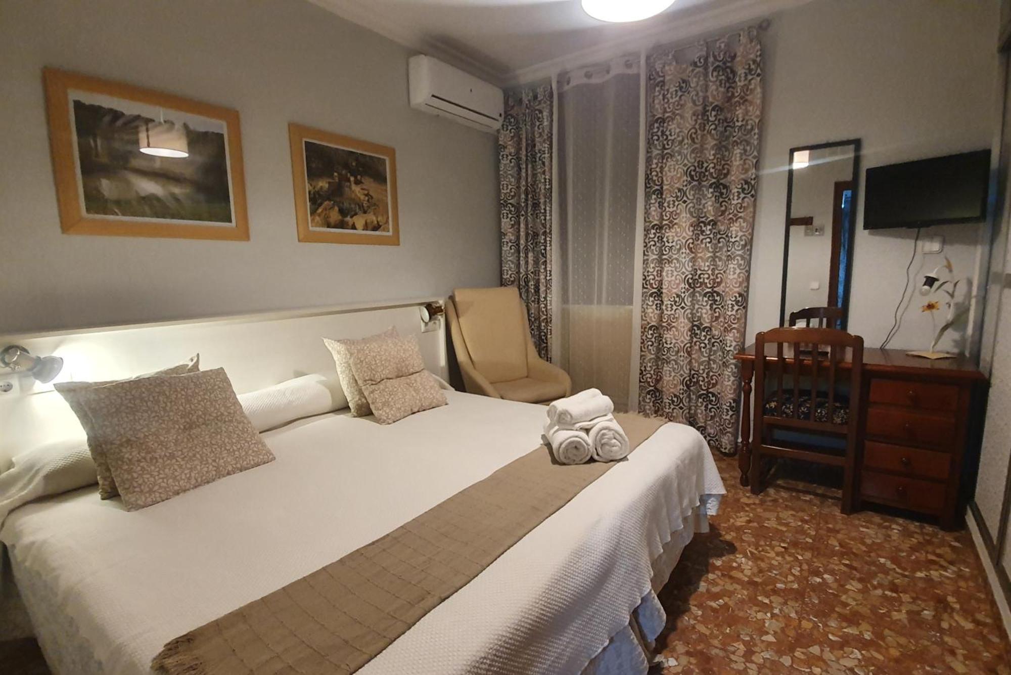 Luna-Guest Rooms Alcalá de Guadaira Buitenkant foto